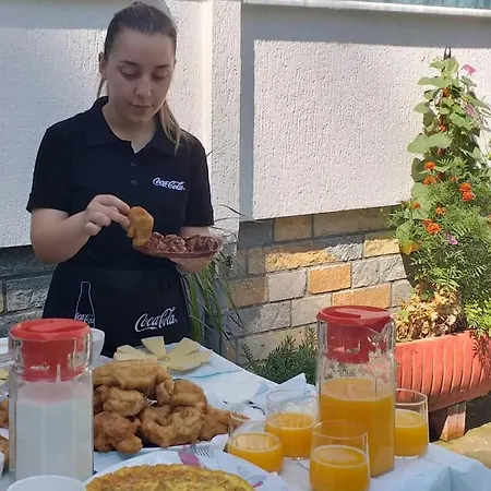 ゲストハウス The White 4*